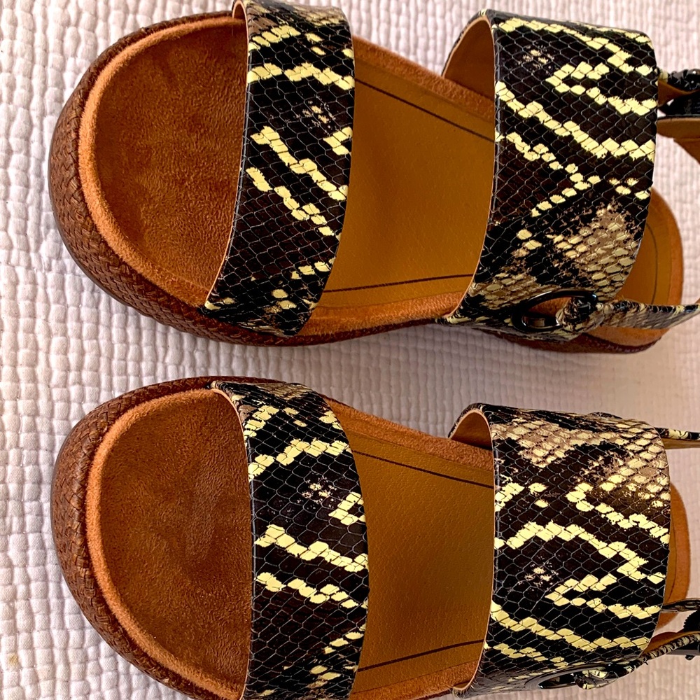 NWOT Vionic Black and Cream Snakeskin Sandals